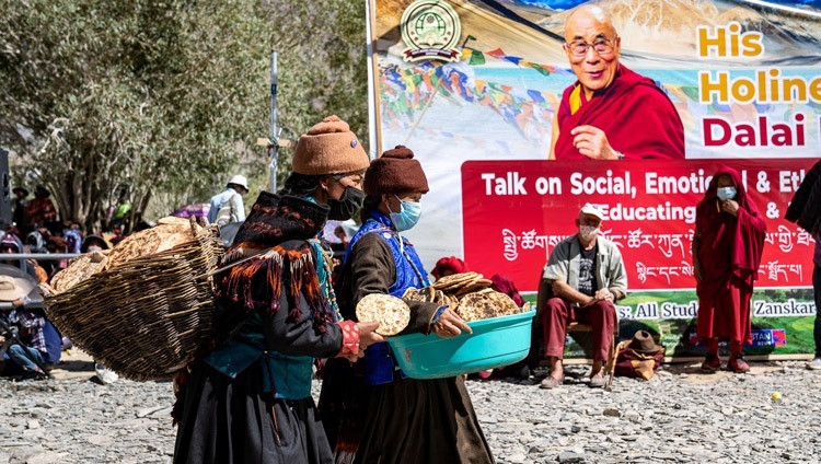Những người phụ nữ mang bánh mì để phân phát cho hơn 4000 sinh viên và thành viên của cộng đồng địa phương tham dự buổi nói chuyện của Thánh Đức Đạt Lai Lạt Ma tại sân bãi thuyết Pháp ở Padum, Zanskar, Ladakh, UT, Ấn Độ vào 13 tháng 8, 2022. Ảnh của Tenzin Choejor