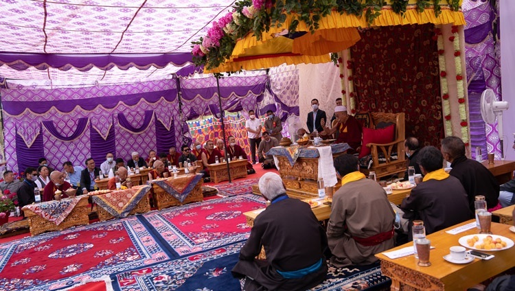 Thánh Đức Đạt Lai Lạt Ma nói chuyện với các thành viên của cộng đồng Hồi giáo tại Shah-e-Hamdan, Masjid Sharif ở Shey, Leh, Ladakh, UT, Ấn Độ vào ngày 16 tháng 8 năm 2022. Ảnh của Tenzin Choejor