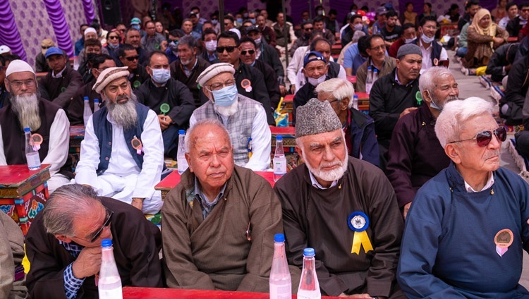 Các thành viên của cộng đồng Hồi giáo lắng nghe Thánh Đức Đạt Lai Lạt Ma phát biểu tại Shah-e-Hamdan, Masjid Sharif ở Shey, Leh, Ladakh, UT, Ấn Độ vào ngày 16 tháng 8 năm 2022. Ảnh của Tenzin Choejor