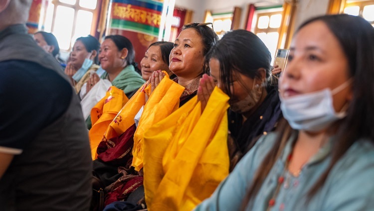 Các thành viên của khán giả đang lắng nghe cuộc nói chuyện của Thánh Đức Đạt Lai Lạt Ma tại Tu viện Thupstanling ở Diskit Tsal, Leh, Ladakh, UT, Ấn Độ vào 23 tháng 8, 2022. Ảnh của Tenzin Choejor