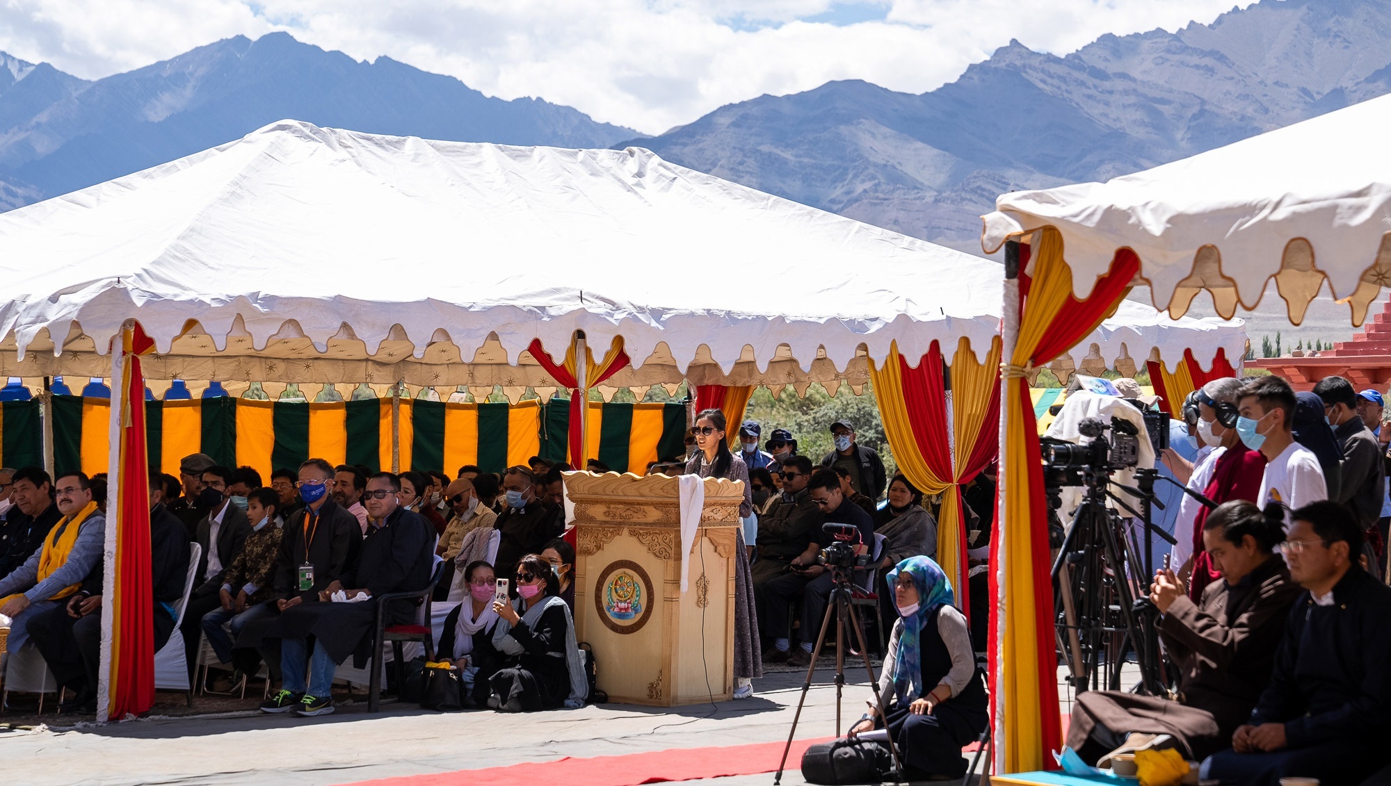 Thánh Đức Đạt Lai Lạt Ma được giới thiệu với khán giả đang vân tập để nghe Ngài phát biểu trước bữa tiệc trưa do Hội đồng Phát triển Miền Núi Tự trị Ladakh (LAHDC) tổ chức tại Sindhu Ghat ở Leh, Ladakh, UT, Ấn Độ vào 23 tháng 8, 2022. Ảnh của Tenzin Choejor