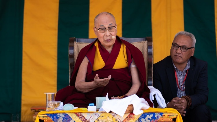 Thánh Đức Đạt Lai Lạt Ma phát biểu trước thính chúng tại Sindhu Ghat ở Leh, Ladakh, UT, Ấn Độ vào 23 tháng 8, 2022. Ảnh của Tenzin Choejor