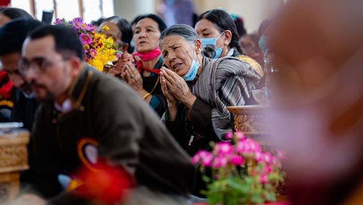 Các thành viên của cộng đồng địa phương trong khán phòng lắng nghe Thánh Đức Đạt Lai Lạt Ma phát biểu trong chuyến viếng thăm Hội trường cầu nguyện của cộng đồng Hiệp hội Tự viện Ladakh ở Leh, Ladakh, UT, Ấn Độ vào 25 tháng 8, 2022. Ảnh của Tenzin Choejor