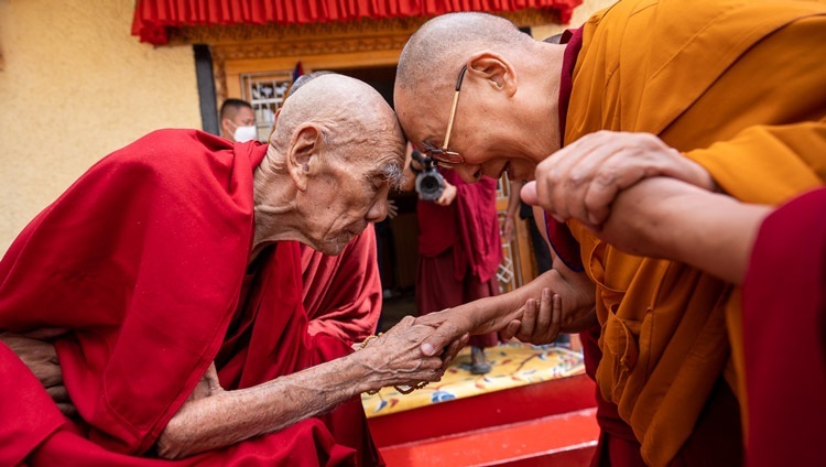Thánh Đức Đạt Lai Lạt Ma trao đổi lời chào với Đức cựu Pháp Chủ Gaden Tripa - Rizong Rinpoché, khi Ngài quang lâm đến Dinh thự của Rinpoché ở Leh, Ladakh, UT, Ấn Độ vào 25 tháng 8, 2022. Ảnh của Tenzin Choejor
