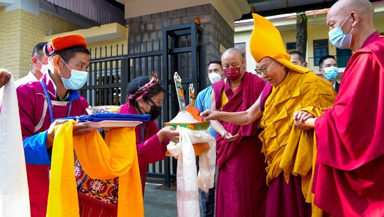 Thánh Đức Đạt Lai Lạt Ma nhận được sự chào đón truyền thống khi Ngài quang lâm đến sân Chùa Chính Tây Tạng ở Dharamsala, HP, Ấn Độ vào ngày 7 tháng 9, 2022. Ảnh của Thượng Toạ Tenzin Jamphel