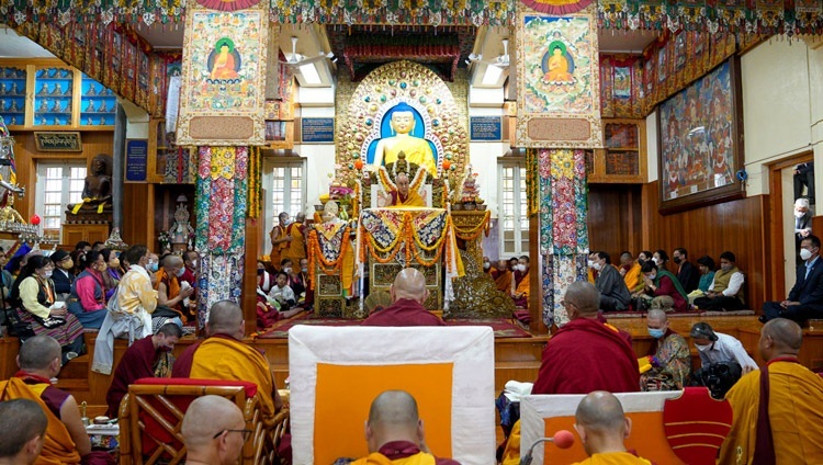 Thánh Đức Đạt Lai Lạt Ma phát biểu trước Tăng đoàn trong buổi Cầu nguyện Trường thọ tại Chùa Chính Tây Tạng ở Dharamsala, HP, Ấn Độ vào ngày 7 tháng 9, 2022. Ảnh của Thượng toạ Tenzin Jamphel