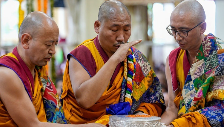 Thầy Sám Chủ cúng dường mạn đà la trong Lễ cầu nguyện Trường thọ dâng lên Thánh Đức Đạt Lai Lạt Ma tại chùa Chính Tây Tạng ở Dharamsala, HP, Ấn Độ vào ngày 7 tháng 9, 2022. Ảnh của Thượng toạ Tenzin Jamphel