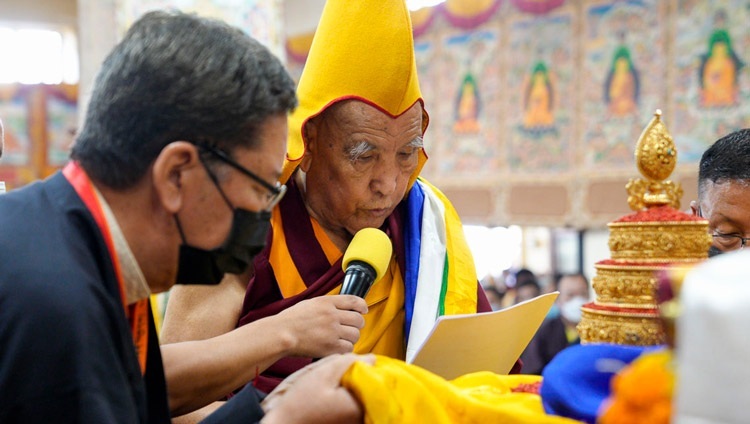 Đức Pháp Chủ Ganden Tri Rinpoché đọc lời tác bạch xưng tán Thánh Đức Đạt Lai Lạt Ma trong buổi Cầu nguyện Trường thọ tại Chùa Chính Tây Tạng ở Dharamsala, HP, Ấn Độ vào ngày 7 tháng 9, 2022. Ảnh của Thượng toạ Tenzin Jamphel