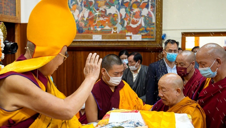 Nhà tiên tri Nechung trong trạng thái xuất thần tự phát trong buổi Cầu nguyện Trường thọ đã đảnh lễ Thánh Đức Đạt Lai Lạt Ma tại Chùa Chính Tây Tạng ở Dharamsala, HP, Ấn Độ vào ngày 7 tháng 9, 2022. Ảnh của Thượng toạ Tenzin Jamphel