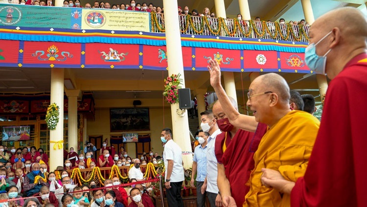 Thánh Đức Đạt Lai Lạt Ma vẫy tay chào Hội chúng khi khởi hành để trở về Dinh thự của mình vào lúc kết thúc buổi Cầu nguyện Trường thọ tại Chùa Chính Tây Tạng ở Dharamsala, HP, Ấn Độ vào ngày 7 tháng 9 , 2022. Ảnh của Thượng toạ Tenzin Jamphel