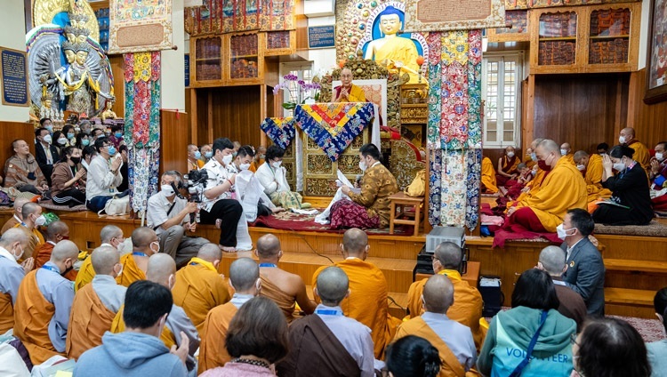 Một nhóm từ Indonesia tụng ‘Bát Nhã Tâm Kinh' bằng tiếng Indonesia vào lúc bắt đầu ngày thuyết giảng thứ hai của Thánh Đức Đạt Lai Lạt Ma tại chùa Tây Tạng Chính Dharamsala, HP, Ấn Độ vào 16 tháng 9, 2022. Ảnh của Tenzin Choejor