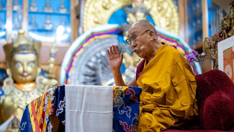 Thánh Đức Đạt Lai Lạt Ma phát biểu trước Tăng đoàn tại Chùa Chính Tây Tạng Dharamsala, HP, Ấn Độ vào 16 tháng 9, 2022. Ảnh của Tenzin Choejor