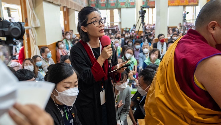 Một thành viên của khán giả hỏi Thánh Đức Đạt Lai Lạt Ma một câu hỏi trong ngày thuyết pháp thứ hai tại Chùa Chính Tây Tạng Dharamsala, HP, Ấn Độ vào 16 tháng 9, 2022. Ảnh của Tenzin Choejor