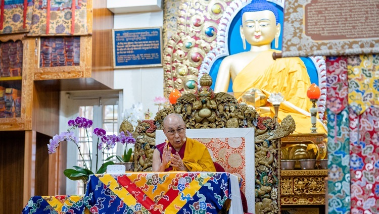 Thánh Đức Đạt Lai Lạt Ma trả lời câu hỏi của một thành viên của khán giả vào ngày thuyết pháp thứ hai tại Chùa Chính Tây Tạng Dharamsala, HP, Ấn Độ vào 16 tháng 9, 2022. Ảnh của Tenzin Choejor