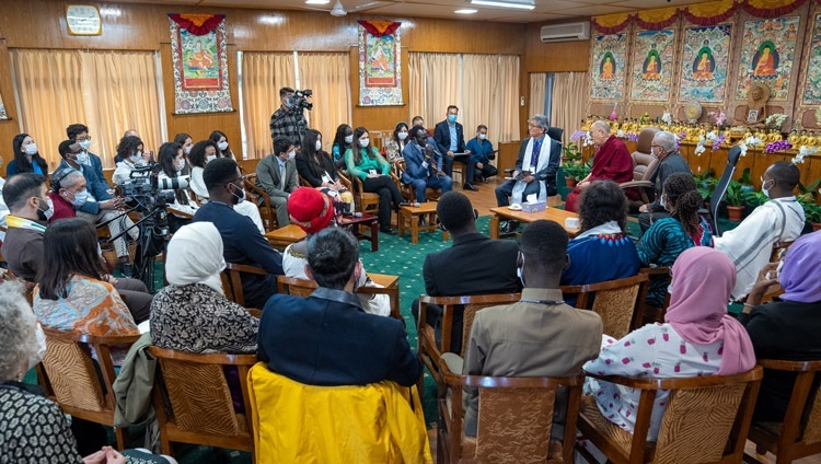 Quang cảnh Hội trường trong ngày đối thoại đầu tiên với các nhà lãnh đạo Thanh niên của Học viện Hòa bình Hoa Kỳ (USIP) tại Dinh thự của Thánh Đức Đạt Lai Lạt Ma ở Dharamsala, HP, Ấn Độ vào 22 tháng 9, 2022. Ảnh của Tenzin Choejor