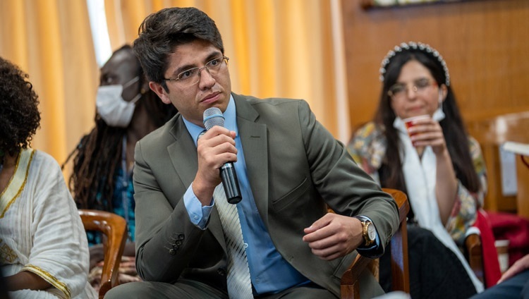Sebastian đến từ Colombia chia sẻ câu chuyện trong ngày đối thoại đầu tiên với các nhà lãnh đạo Thanh niên của Viện Hòa bình Hoa Kỳ (USIP) tại Dinh thự của Thánh Đức Đạt Lai Lạt Ma ở Dharamsala, HP, Ấn Độ vào 22 tháng 9, 2022. Ảnh của Tenzin Choejor