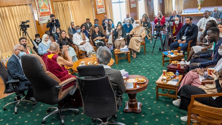 Quang cảnh hội trường tại Dinh thự của Thánh Đức Đạt Lai Lạt Ma vào ngày thứ hai của cuộc đối thoại với các lãnh đạo thanh niên của Viện Hòa bình Hoa Kỳ (USIP) ở Dharamsala, HP, Ấn Độ vào 23 tháng 9, 2022. Ảnh của Tenzin Choejor