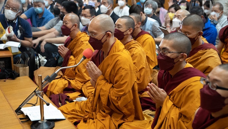 Vị Thầy Chủ Sám chủ trì tụng ‘Bát Nhã Tâm Kinh’ bằng tiếng Trung Quốc vào lúc bắt đầu ngày thuyết giảng đầu tiên của Thánh Đức Đạt Lai Lạt Ma tại Chùa Chính Tây Tạng ở Dharamsala, HP, Ấn Độ vào ngày 3 tháng 10, 2022. Ảnh của Tenzin Choejor
