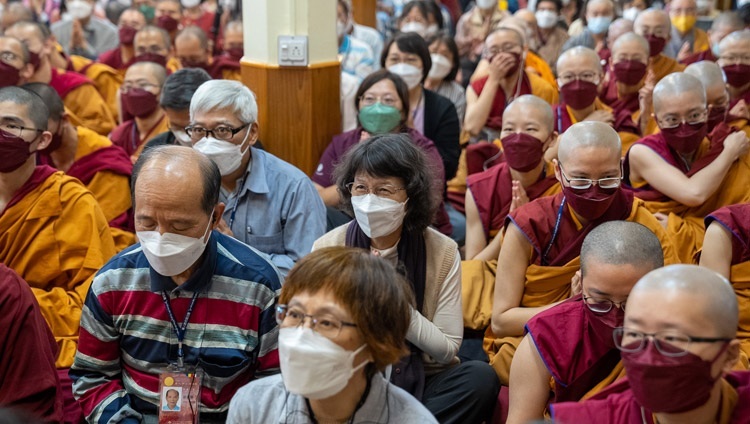 Một số đệ tử đến từ Đài Loan đang lắng nghe Thánh Đức Đạt Lai Lạt Ma thuyết giảng trong ngày thuyết pháp đầu tiên tại Chùa Chính Tây Tạng ở Dharamsala, HP, Ấn Độ vào ngày 3 tháng 10, 2022. Ảnh của Tenzin Choejor