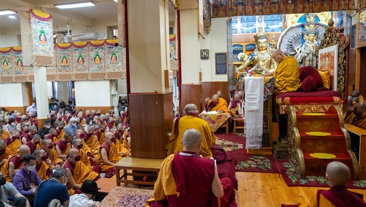Thánh Đức Đạt Lai Lạt Ma phát biểu trước Tăng đoàn tại Chùa Chính Tây Tạng vào ngày thuyết giảng đầu tiên ở Dharamsala, HP, Ấn Độ vào ngày 3 tháng 10, 2022. Ảnh của Tenzin Choejor