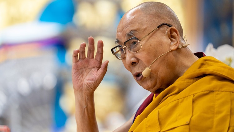 Thánh Đức Đạt Lai Lạt Ma phát biểu trước Tăng đoàn vào ngày thuyết pháp thứ hai tại Chùa Chính Tây Tạng ở Dharamsala, HP, Ấn Độ vào ngày 4 tháng 10, 2022. Ảnh của Tenzin Choejor
