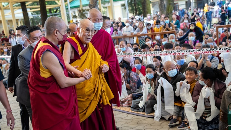 Thánh Đức Đạt Lai Lạt Ma đi bộ đến Chùa Chính Tây Tạng vào buổi thuyết pháp thứ hai ở Dharamsala, HP, Ấn Độ vào ngày 4 tháng 10, 2022. Ảnh của Tenzin Choejor