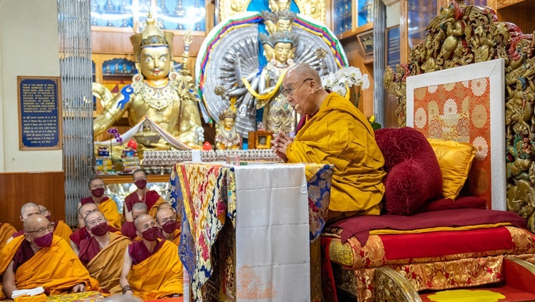 Thánh Đức Đạt Lai Lạt Ma nói về những tình trạng ở Tây Tạng trong ngày giảng dạy thứ hai tại Chùa Chính Tây Tạng ở Dharamsala, HP, Ấn Độ vào ngày 4 tháng 10, 2022. Ảnh của Tenzin Choejor