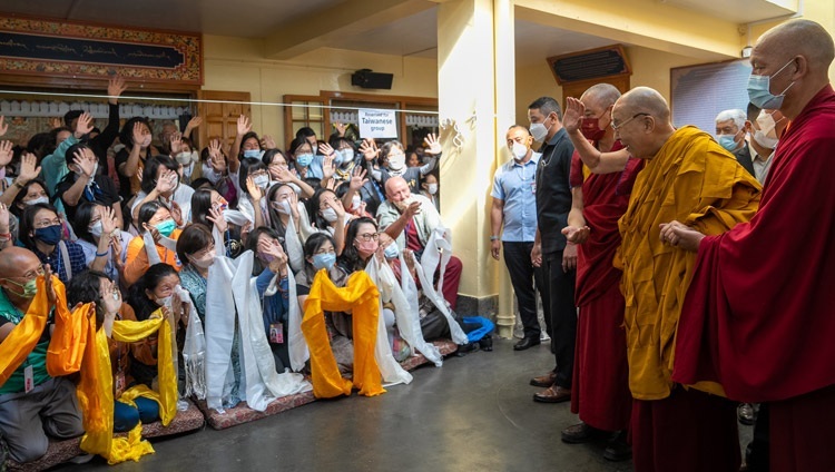 Thánh Đức Đạt Lai Lạt Ma vẫy tay chào các khán thính giả từ Đài Loan khi Ngài khởi hành vào cuối ngày thuyết Pháp thứ hai tại Chùa Chính Tây Tạng ở Dharamsala, HP, Ấn Độ vào ngày 4 tháng 10, 2022. Ảnh của Tenzin Choejor
