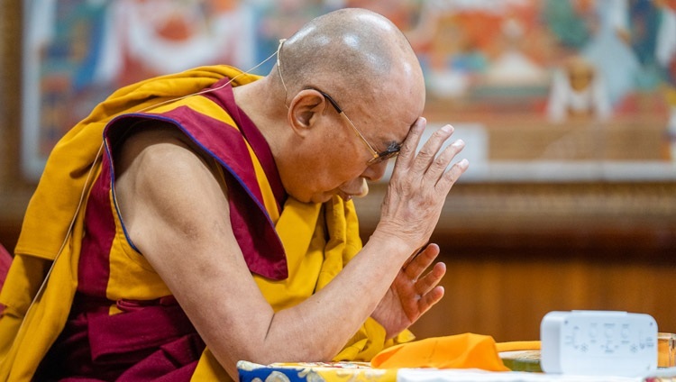 Thánh Đức Đạt Lai Lạt Ma ban truyền Bồ tát Giới như một sự kết thúc viên mãn cát tường cho ba ngày thuyết pháp tại Chùa Chính Tây Tạng ở Dharamsala, HP, Ấn Độ vào ngày 5 tháng 10, 2022. Ảnh của Tenzin Choejor