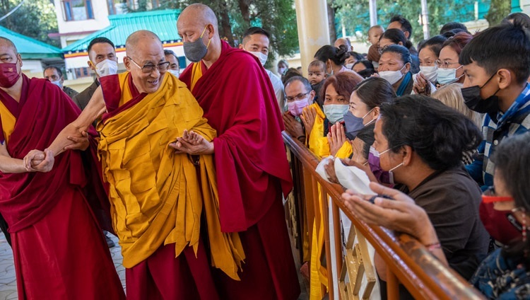 Chư Tăng Đài Loan đang theo dõi bài giảng vào ngày thuyết Pháp thứ ba của Thánh Đức Đạt Lai Lạt Ma tại chùa Chính Tây Tạng ở Dharamsala, HP, Ấn Độ vào ngày 5 tháng 10, 2022. Ảnh của Tenzin Choejor