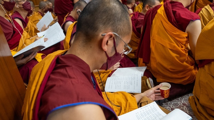 Chư Tăng Đài Loan đang theo dõi bài giảng vào ngày thuyết Pháp thứ ba của Thánh Đức Đạt Lai Lạt Ma tại chùa Chính Tây Tạng ở Dharamsala, HP, Ấn Độ vào ngày 5 tháng 10, 2022. Ảnh của Tenzin Choejor