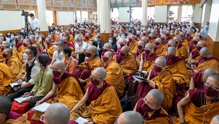 Các thành viên của khán giả từ Đài Loan lắng nghe Thánh Đức Đạt Lai Lạt Ma trả lời các câu hỏi của họ trong ngày thuyết pháp thứ ba tại Chùa Chính Tây Tạng ở Dharamsala, HP, Ấn Độ vào ngày 5 tháng 10, 2022. Ảnh của Tenzin Choejor