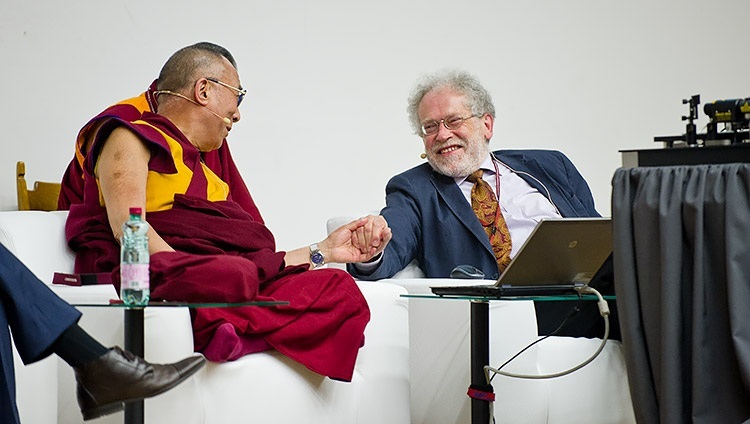 Thánh Đức Đạt Lai Lạt Ma và Anton Zeilinger cùng nhau tại một hội nghị ở Vienna, Áo ngày 26 tháng 5 năm 2012. Ảnh của Tenzin Choejor