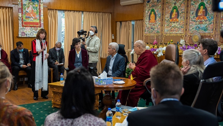 Chủ tịch Viện Tâm thức & Đời sống, Susan Bauer-Wu chào đón Thánh Đức Đạt Lai Lạt Ma vào đầu ngày đầu tiên của Cuộc gặp gỡ với Tâm thức & Đời sống tại Dinh thự của Ngài ở Dharamsala, HP, Ấn Độ vào 12 tháng 10, 2022. Ảnh của Tenzin Choejor