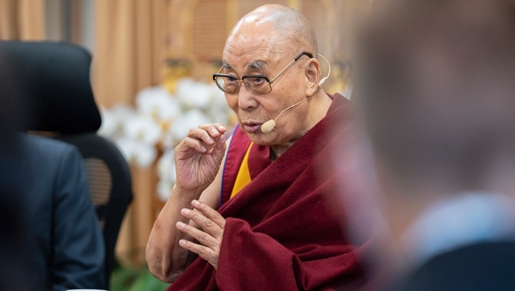 Thánh Đức Đạt Lai Lạt Ma phát biểu tại cuộc họp vào ngày đầu tiên của Cuộc gặp gỡ với Tâm thức & Đời sống tại Dinh thự của Ngài ở Dharamsala, HP, Ấn Độ vào ngày 12 tháng 10, 2022. Ảnh của Tenzin Choejor