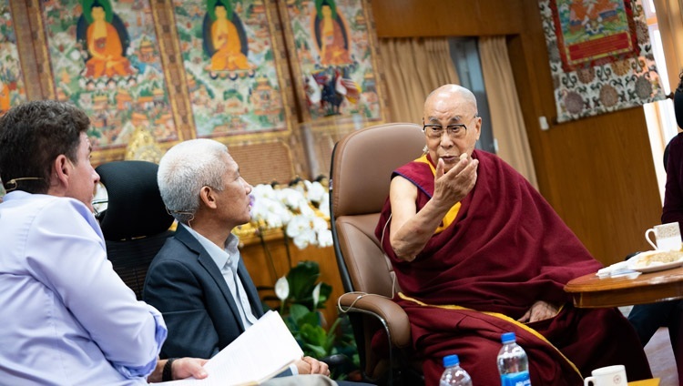 Thánh Đức Đạt Lai Lạt Ma trả lời các câu hỏi từ những người thuyết trình trong ngày đầu tiên của Cuộc gặp gỡ với Tâm thức & Đời sống tại Dinh thự của Ngài ở Dharamsala, HP, Ấn Độ vào ngày 12 tháng 10, 2022. Ảnh của Tenzin Choejor