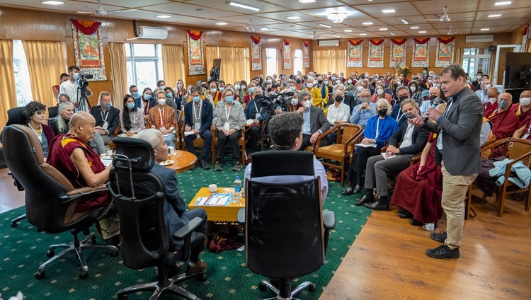John Dunne tóm tắt phiên họp vào ngày đầu tiên của Cuộc gặp gỡ với Tâm thức & Đời sống tại Dinh thự của Thánh Đức Đạt Lai Lạt Ma ở Dharamsala, HP, Ấn Độ vào ngày 12 tháng 10, 2022. Ảnh của Tenzin Choejor