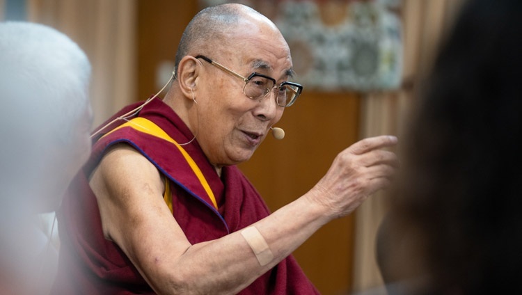 Thánh Đức Đạt Lai Lạt Ma bình luận về các bài thuyết trình trong ngày đầu tiên của Hội nghị Thượng đỉnh Lãnh đạo Từ bi tại Dinh thự của Ngài ở Dharamsala, HP, Ấn Độ vào ngày 18 tháng 10, 2022. Ảnh của Tenzin Choejor