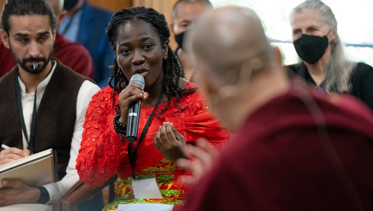 Grace đến từ Ghana phát biểu trong ngày đầu tiên của Hội nghị thượng đỉnh về Lãnh đạo Từ bi tại Dinh thự của Thánh Đức Đạt Lai Lạt Ma ở Dharamsala, HP, Ấn Độ vào ngày 18 tháng 10, 2022. Ảnh của Tenzin Choejor