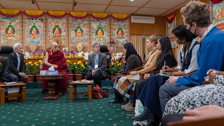 Shabana đến từ Afghanistan chia sẻ câu chuyện của cô với Thánh Đức Đạt Lai Lạt Ma trong ngày đầu tiên của Hội nghị Thượng đỉnh về Lãnh đạo Từ bi tại Dinh thự của Ngài ở Dharamsala, HP, Ấn Độ vào ngày 18 tháng 10 năm 2022. Ảnh của Tenzin Choejor