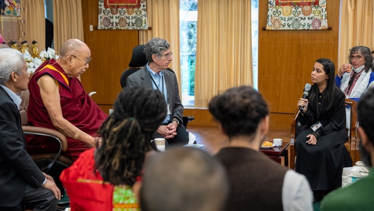 Shwetal từ Mumbai chia sẻ câu chuyện của cô với Thánh Đức Đạt Lai Lạt Ma trong ngày đầu tiên của Hội nghị Thượng đỉnh Lãnh đạo Từ bi tại Dinh thự của Ngài ở Dharamsala, HP, Ấn Độ vào ngày 18 tháng 10 năm 2022. Ảnh của Tenzin Choejor
