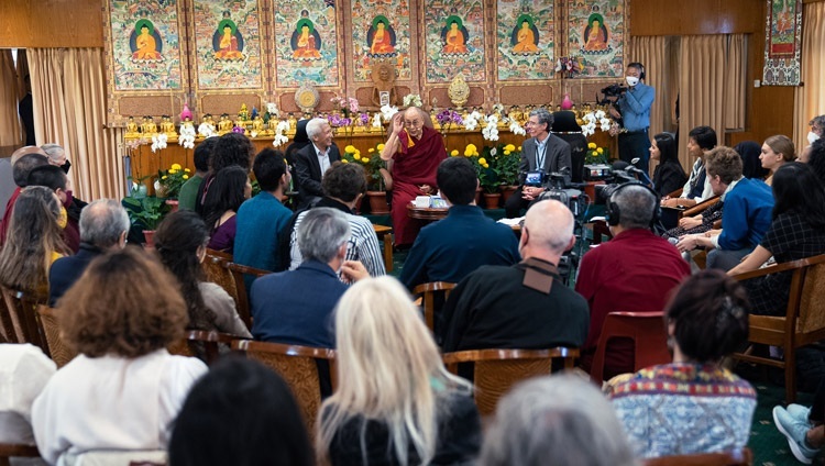 Quang cảnh phòng họp tại Dinh thự của Thánh Đức Đạt Lai Lạt Ma trong ngày đầu tiên của Hội nghị Thượng đỉnh Lãnh đạo Từ bi ở Dharamsala, HP, Ấn Độ vào ngày 18 tháng 10, 2022. Ảnh của Tenzin Choejor