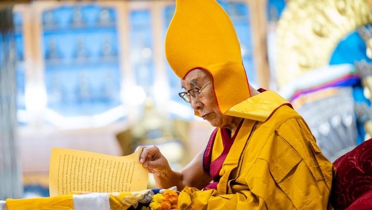 Thánh Đức Đạt Lai Lạt Ma theo dõi bản văn tôn vinh và thỉnh cầu được Ling Rinpoché tác bạch trong Lễ Cầu nguyện Trường thọ tại Chùa Chính Tây Tạng ở Dharamsala, HP, Ấn Độ vào 26 tháng 10, 2022. Ảnh của Tenzin Choejor