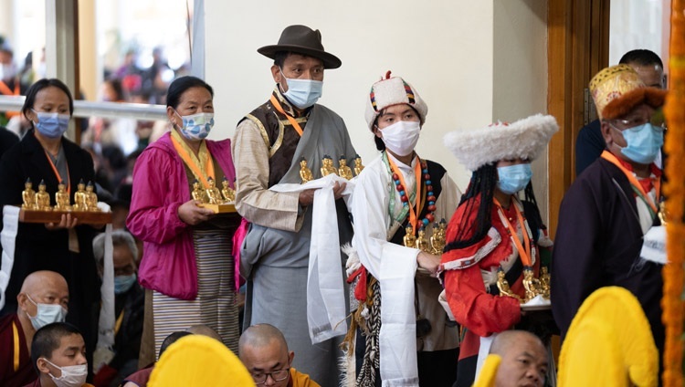 Các thành viên từ Gia đình Toàn cầu TCV và Hiệp hội Tây Tạng Bắc Mỹ mang phẩm vật cúng dường dâng lên Thánh Đức Đạt Lai Lạt Ma trong Lễ Cầu nguyện Trường thọ tại Chùa Chính Tây Tạng ở Dharamsala, HP, Ấn Độ vào 26 tháng 10, 2022. Ảnh của Tenzin Choejor