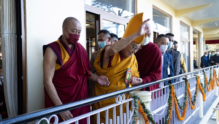 Thánh Đức Đạt Lai Lạt Ma vẫy tay chào các thành viên của công chúng trên đường phố phía bên dưới - trên đường quang lâm đến Chùa Chính Tây Tạng để tham dự buổi Cầu nguyện Trường thọ ở Dharamsala, HP, Ấn Độ vào 26 tháng 10, 2022. Ảnh của Tenzin Choejor