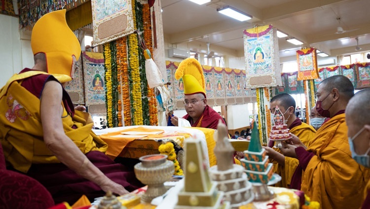 Ngài Ling Rinpoché dâng lễ vật truyền thống lên Thánh Đức Đạt Lai Lạt Ma trong Lễ Cầu nguyện Trường thọ tại Chùa Chính Tây Tạng ở Dharamsala, HP, Ấn Độ vào 26 tháng 10, 2022. Ảnh của Tenzin Choejor