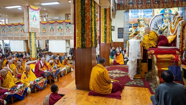 Thánh Đức Đạt Lai Lạt Ma phát biểu trước Tăng đoàn trong buổi Cầu nguyện Trường thọ tại Chùa Chính Tây Tạng ở Dharamsala, HP, Ấn Độ vào 26 tháng 10, 2022. Ảnh của Tenzin Choejor