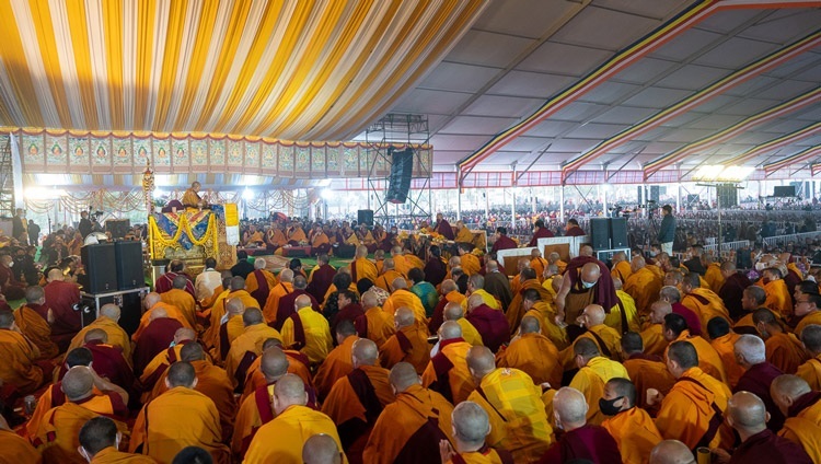 Quang cảnh khán đài tại Khu vực thuyết Pháp Kalachakra trong Lễ Cầu nguyện Trường thọ dâng lên Thánh Đức Đạt Lai Lạt Ma theo Truyền thống Geluk ở Bồ Đề Đạo Tràng, Bihar, Ấn Độ vào ngày 1 tháng 1, 2023. Ảnh của Tenzin Choejor