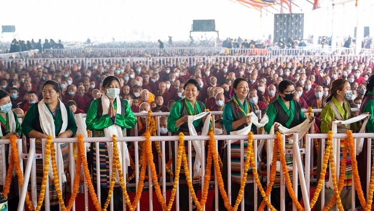 Các nghệ sĩ Tây Tạng ca hát và nhảy múa khi Gaden Tri Rinpoche đọc lời tác bạch kính dâng lên Thánh Đức Đạt Lai Lạt Ma trong Lễ Cầu nguyện Trường thọ tại Khu vực thuyết Pháp Kalachakra ở Bồ Đề Đạo Tràng, Bihar, Ấn Độ vào 1 tháng 1, 2023. Ảnh của Tenzin Choejor