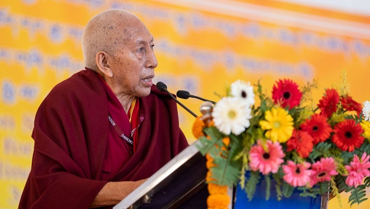 Giáo sư Samdhong Rinpoche phát biểu tại Lễ đặt đá thành lập Trung tâm Đạt Lai Lạt Ma về Trí tuệ Tây Tạng và Ấn Độ cổ đại ở Bồ Đề Đạo Tràng, Bihar, Ấn Độ vào ngày 3 tháng 1 năm 2023. Ảnh của Tenzin Choejor